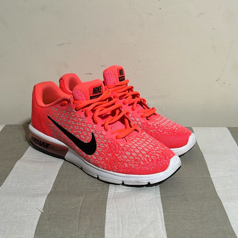 Nike Air Max Sequent 2 PREOWNED looks new Pinkish color